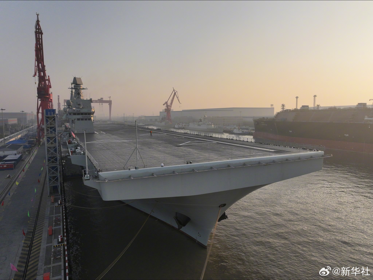 兩棲攻擊艦四川艦展開首次航行試驗。（新華社）