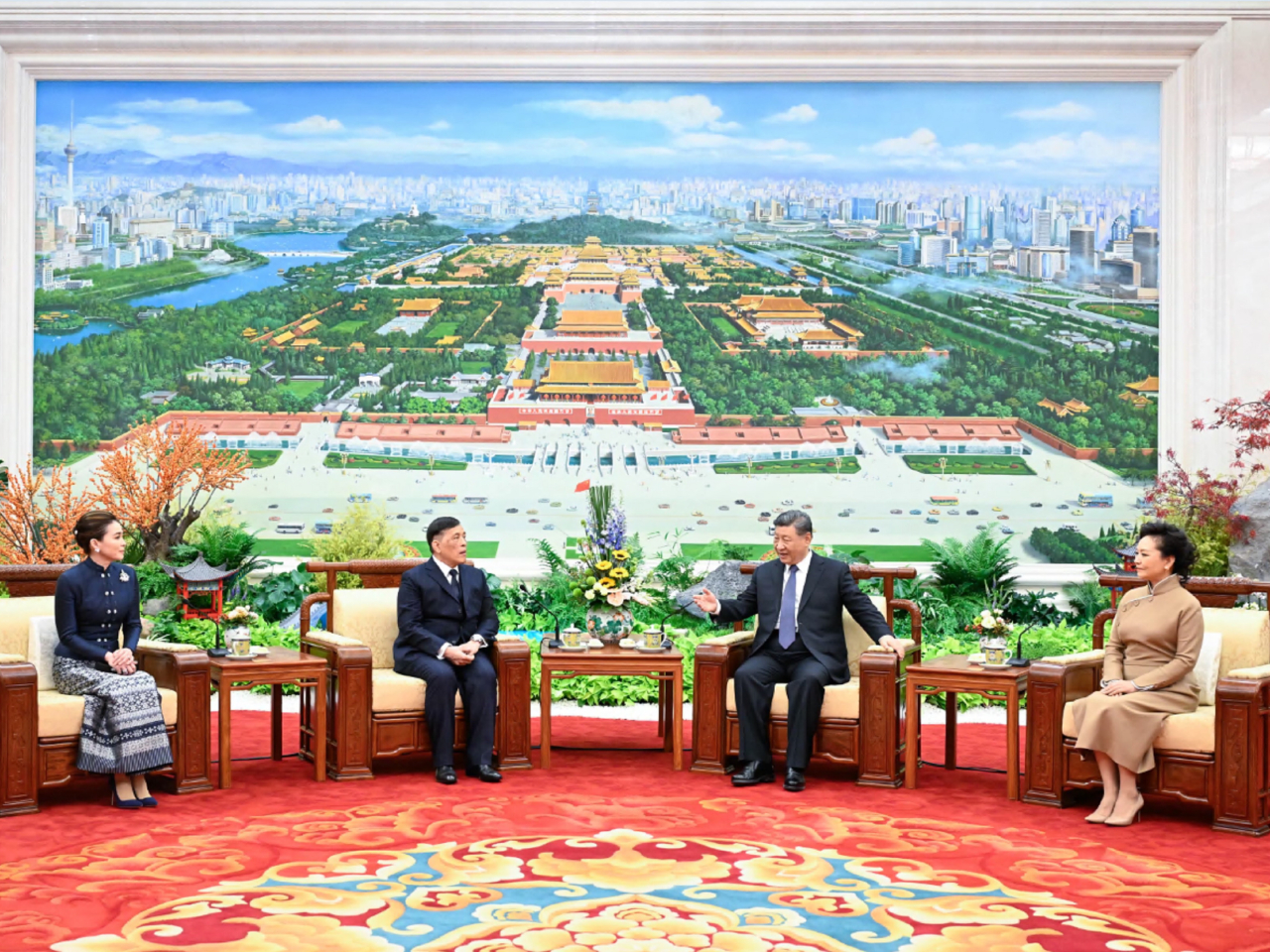 習近平在北京人民大會堂，會見來華進行國事訪問的泰王哇集拉隆功。（新華社）