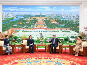 習近平在北京人民大會堂，會見來華進行國事訪問的泰王哇集拉隆功。（新華社）