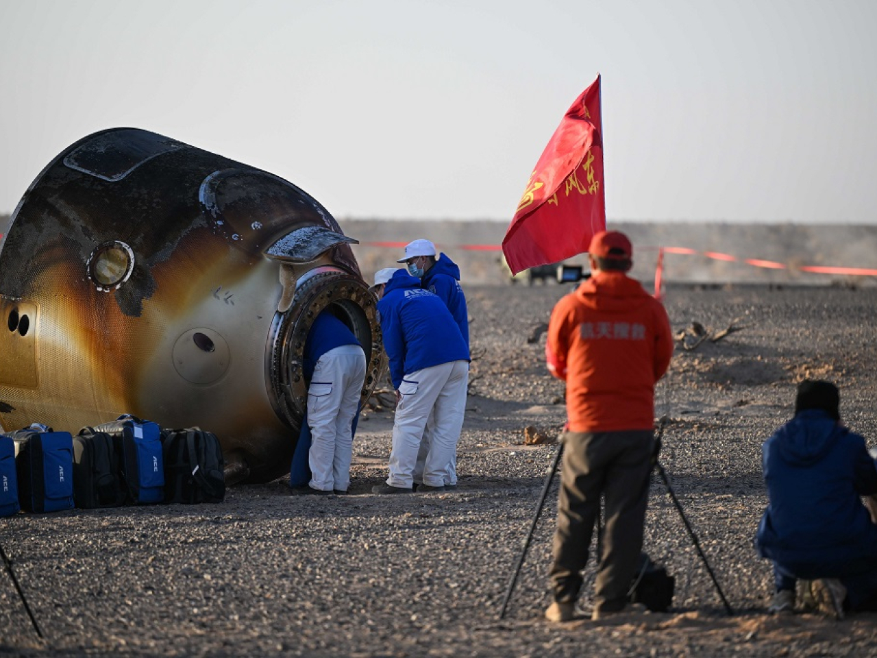 三名太空人出艙前，工作人員進行準備工作。（新華社）
