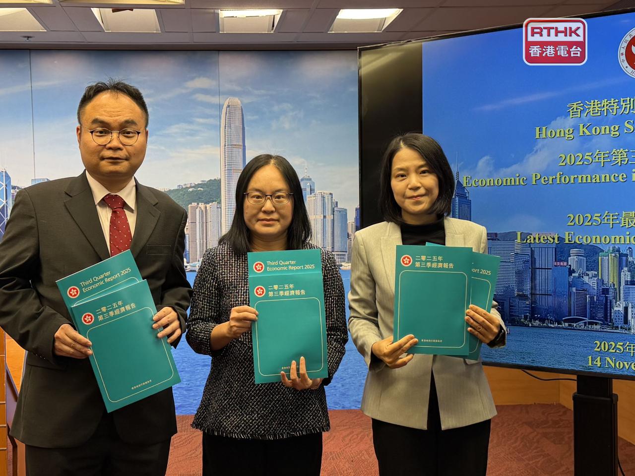 林幗英（中）認為第3季樓市已止跌回升，雖然樓價升幅1%，相較2021年高峰仍相差兩成多，但至少已回穩。（方嘉莉攝）