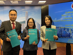 林幗英（中）認為第3季樓市已止跌回升，雖然樓價升幅1%，相較2021年高峰仍相差兩成多，但至少已回穩。（方嘉莉攝）