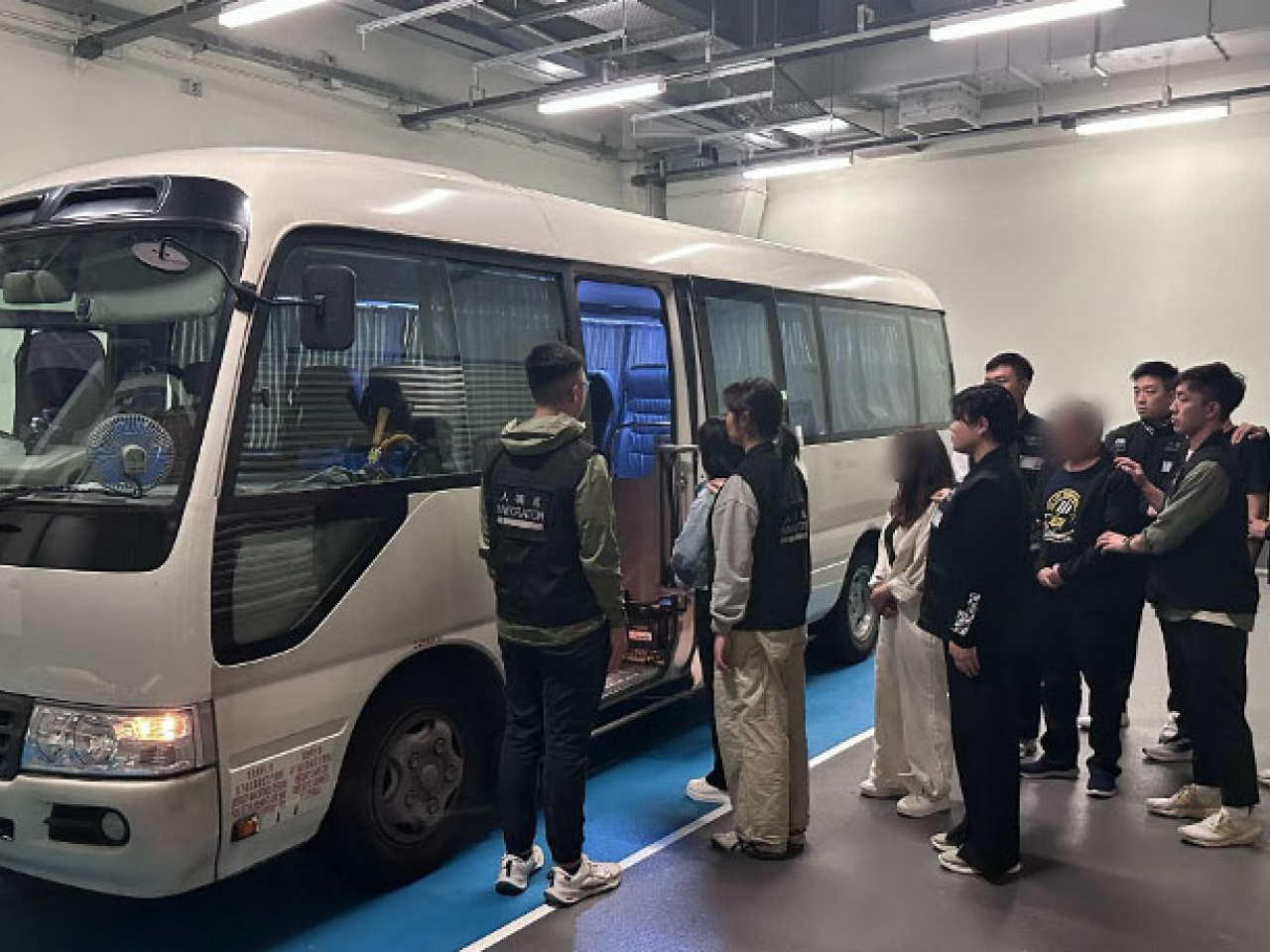 入境處聯同警方、食環境及康文署在全港多區展開反非法勞工行動，共拘捕26人。（政府新聞處）