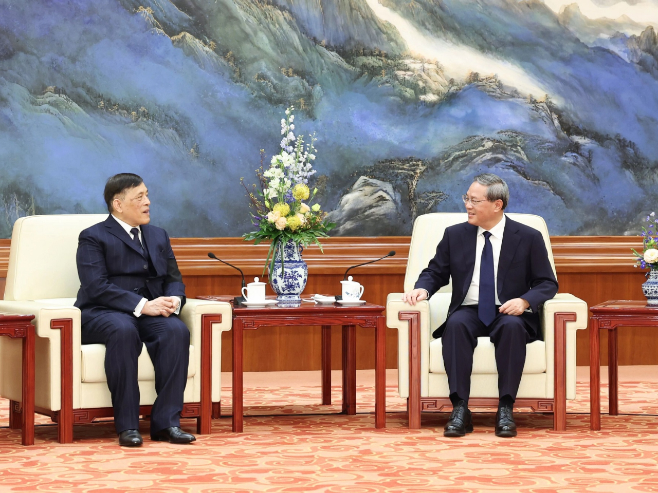 國務院總理李強會見泰國國王哇集拉隆功。（新華社）