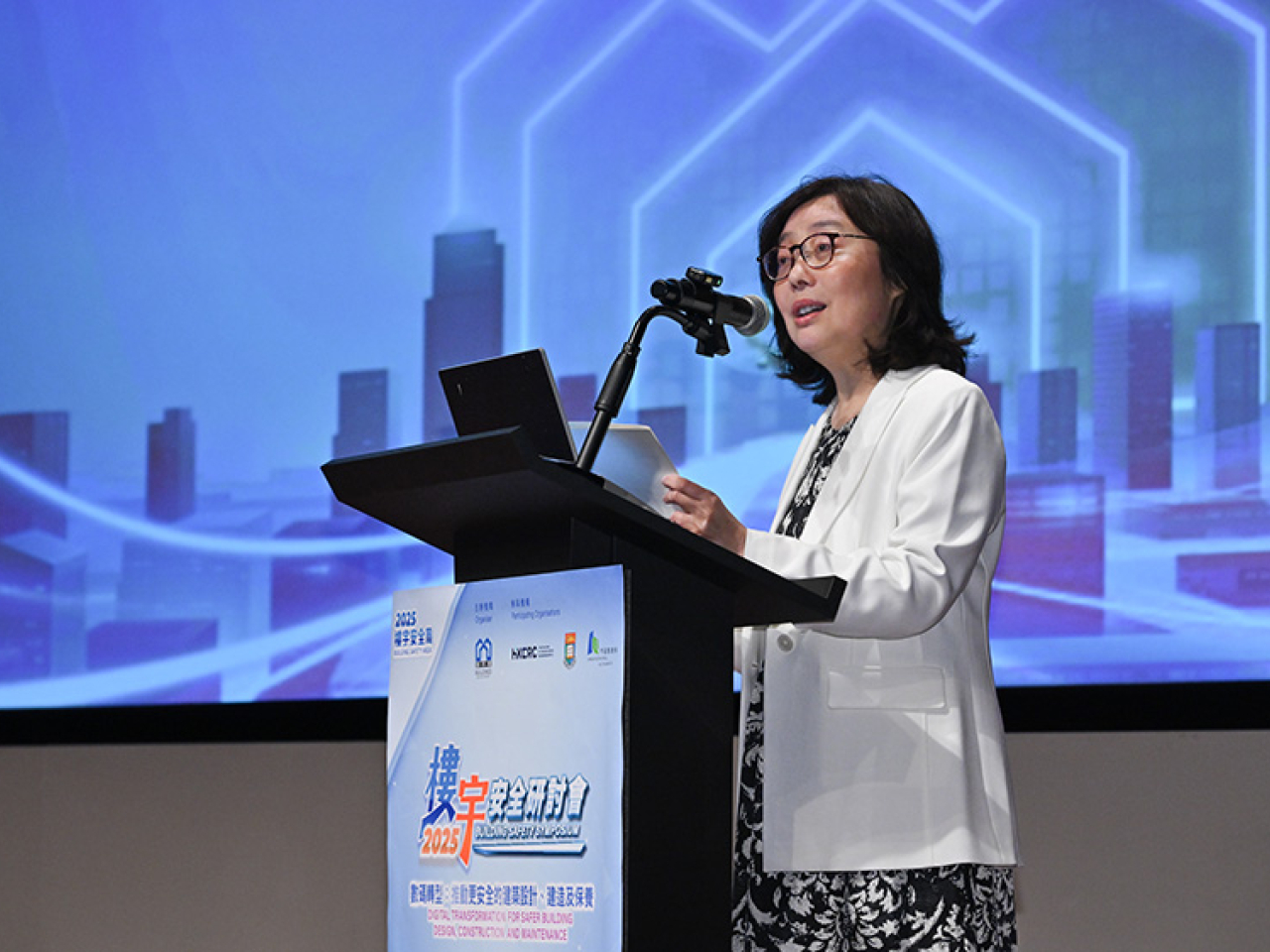 甯漢豪說，運用新科技提升建築安全及效率成大趨勢。（政府新聞處）