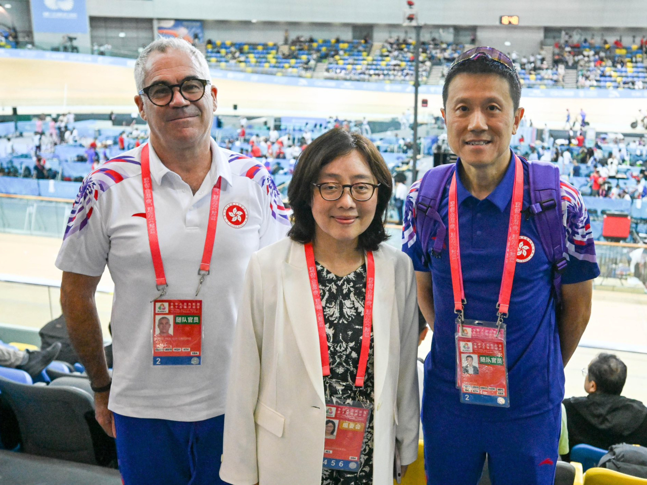 甯漢豪到訪將軍澳香港單車館，觀看全運會男子團體追逐賽決賽。（發展局社交網站）