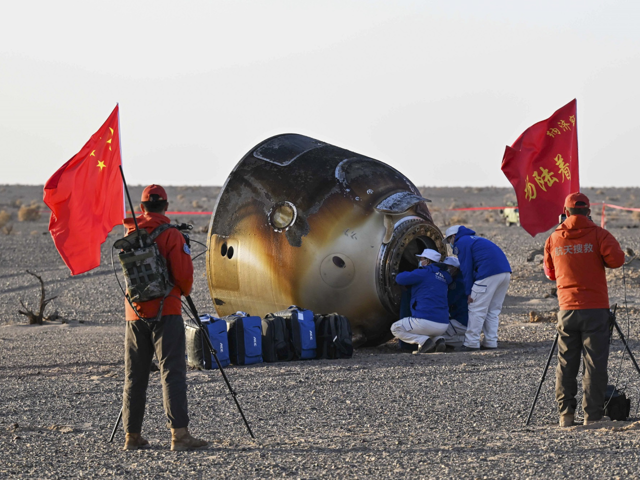 神舟二十號航天員乘組在東風著陸場成功著陸。（新華社）