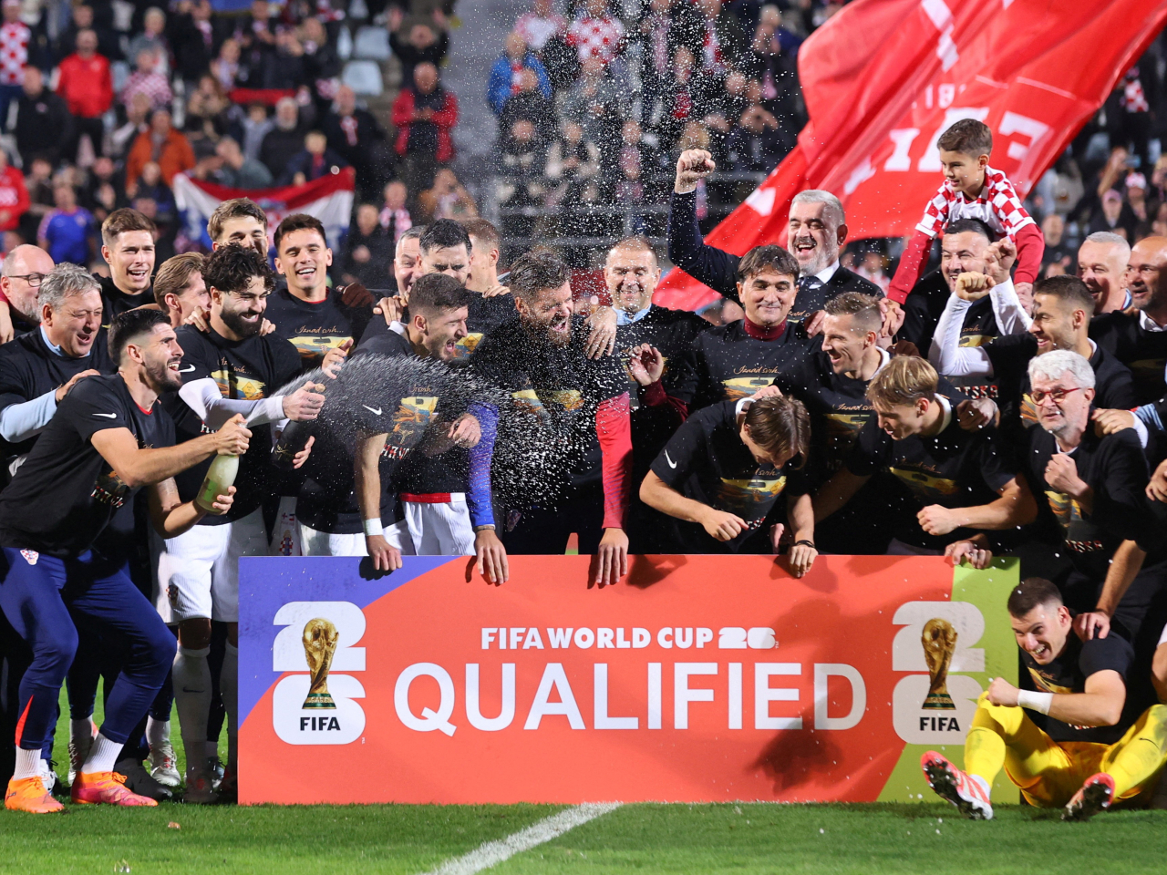 克羅地亞鎖定決賽周資格，球員在賽後慶祝。（路透社）