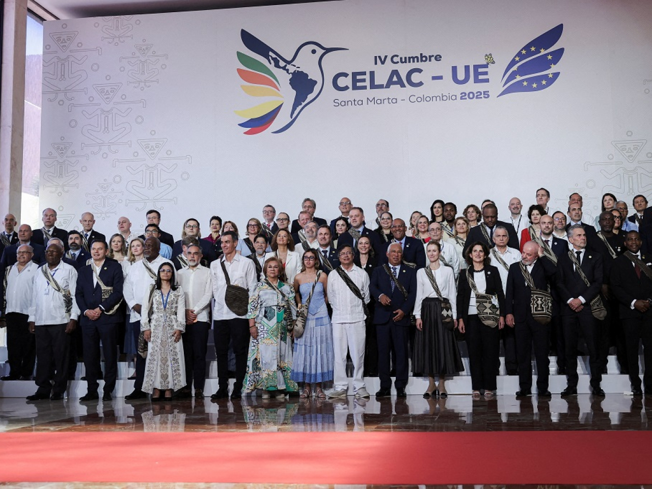 西班牙首相桑切斯（前排左三）是出席峰會的歐盟國家其中一位領袖。（路透社）