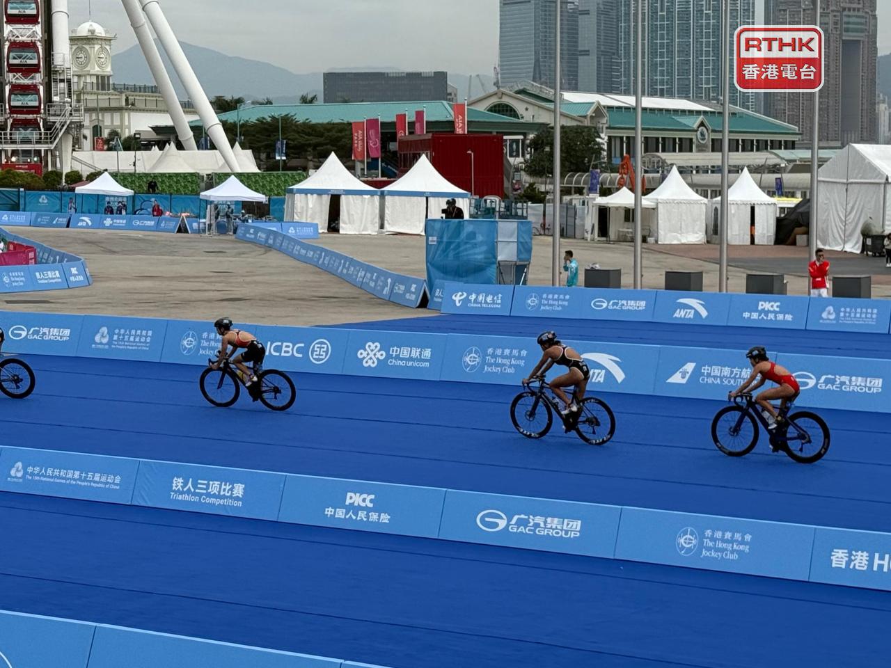 中環海濱及維港一連兩日舉行三項鐵人賽事。 （盧紫菁攝）