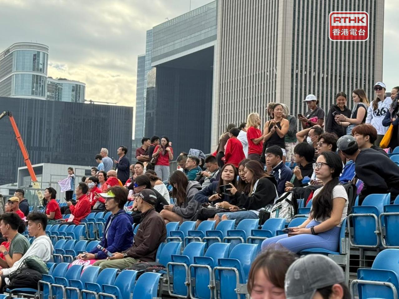 十五運會三項鐵人男女子個人賽舉行，不少市民到場觀賽。（盧紫菁攝）