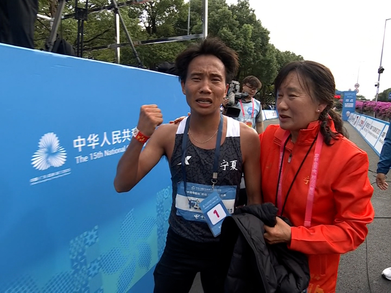 寧夏選手何杰以2小時12分07秒，奪得男子組冠軍。