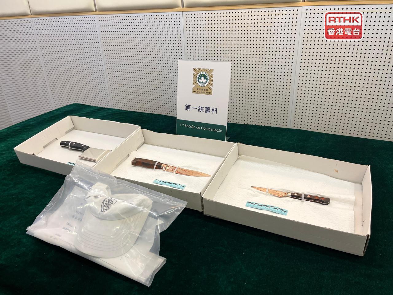 司警展示案中染血的懷疑兇器。（鄭月明攝）