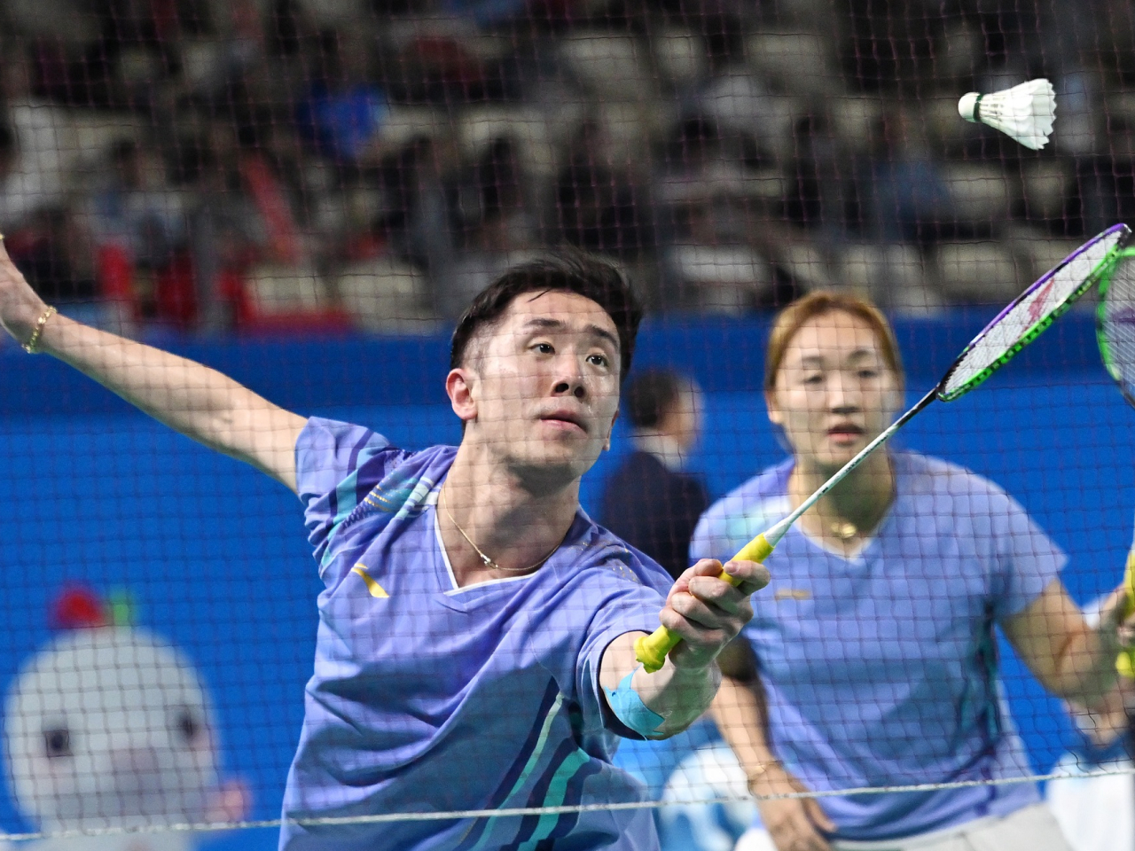 鄧俊文和謝影雪擊敗廣東組合馬曦翔和李茜，晉身16強。（新華社)