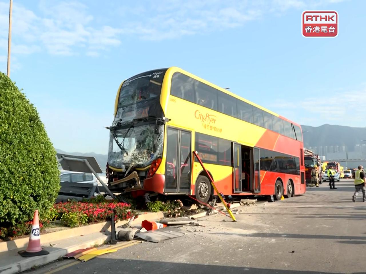 一輛城巴在機場暢航路近一號客運大樓撞到花槽。（孔令輝攝）