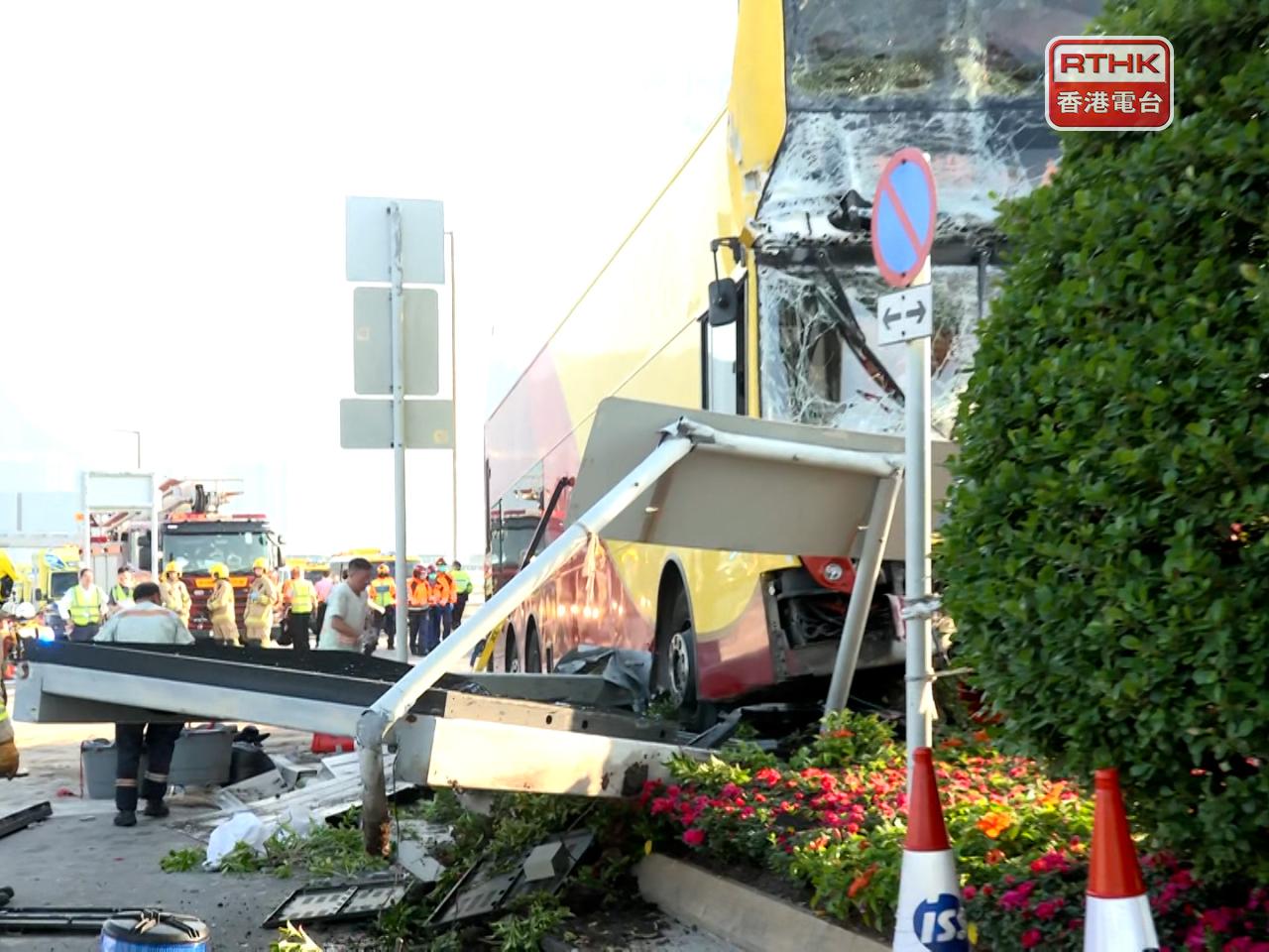 機場巴士車頭上下層擋風玻璃碎裂。（孔令輝攝）