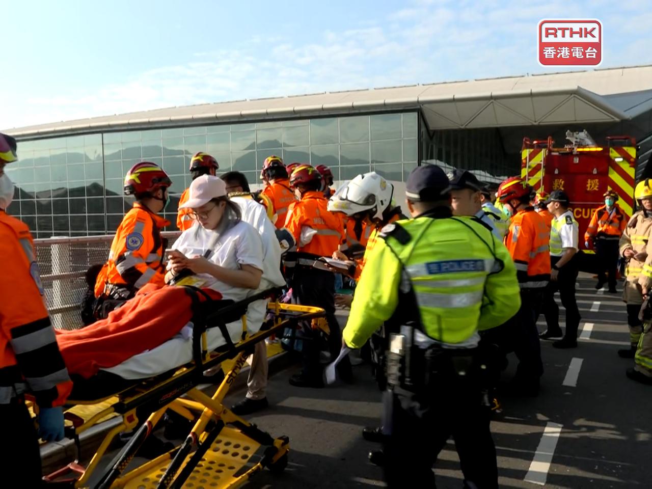 有傷者被抬上擔架送上救護車，有乘客臉部貼上紗布，在路旁等候救護員治理。（孔令輝攝）