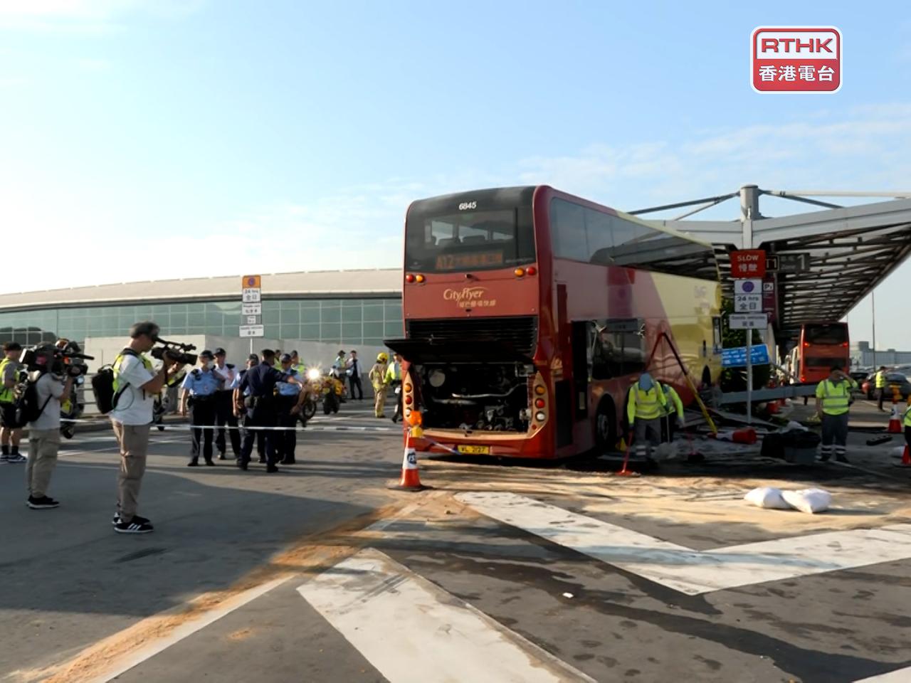 有傷者稱，事發時巴士車速不是特別快，但突然直撞花槽，沒有煞車。（孔令輝攝）