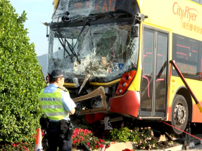 城巴機場巴士一號客運大樓外撞花槽　18人受傷