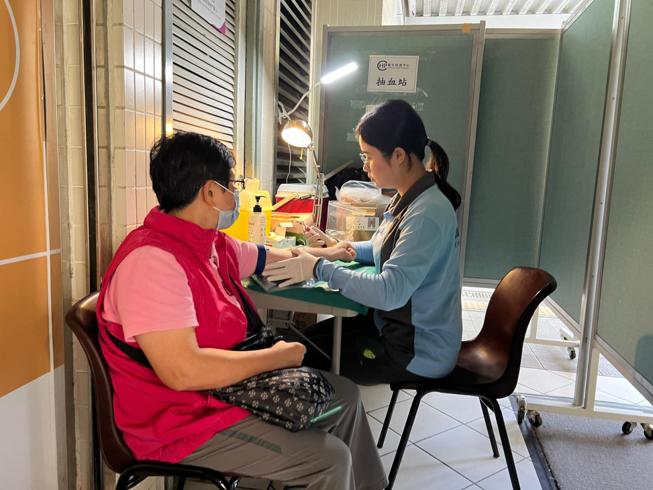 中心透過設於筲箕灣興東商場二樓的醫護站，為逾4200名市民進行評估。（政府新聞處）