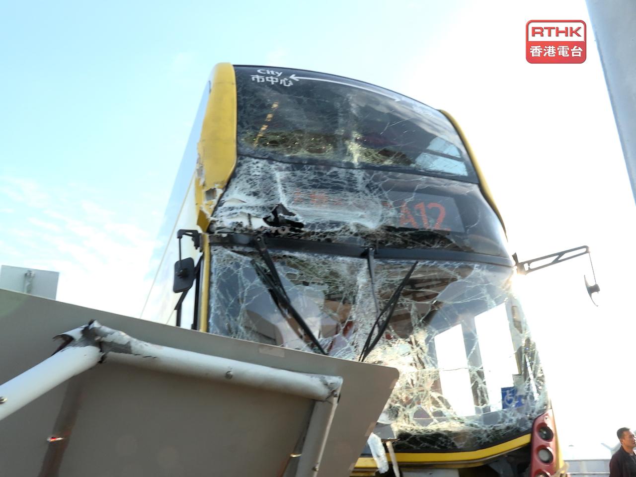 警方以涉嫌危險駕駛拘捕64歲巴士司機，現正扣留調查。（孔令輝攝）