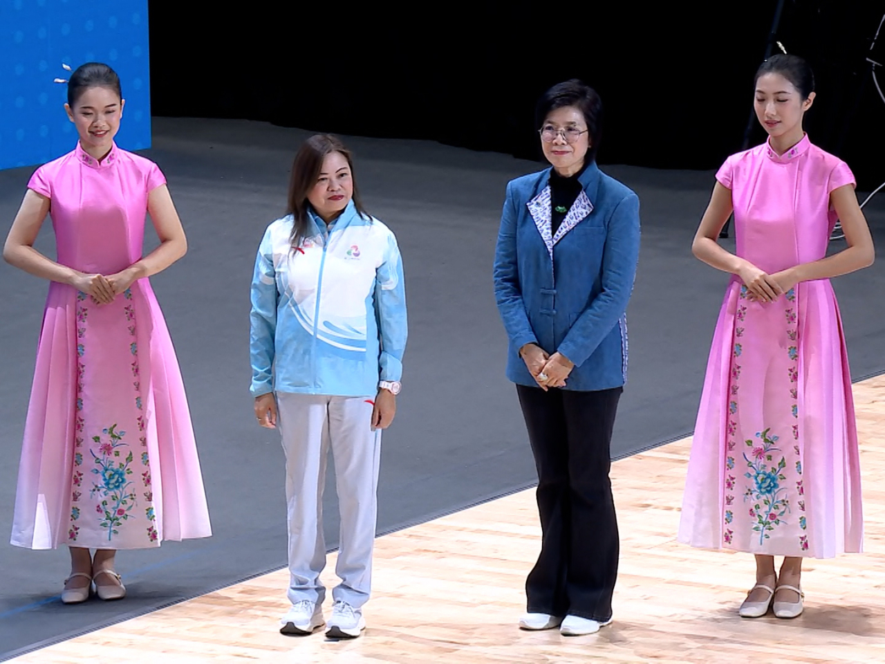 羅淑佩（左二）認為，運動員已成功為香港隊寫下全運光輝新一頁。