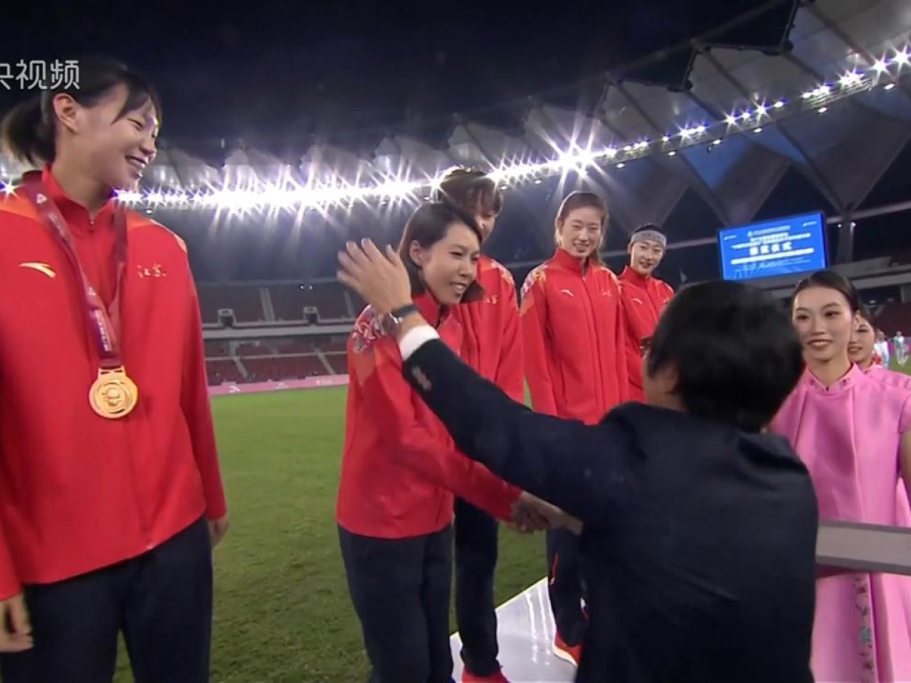 陳婉婷與球員一同站上頒獎台，獲頒金牌。（央視頻片段截圖）