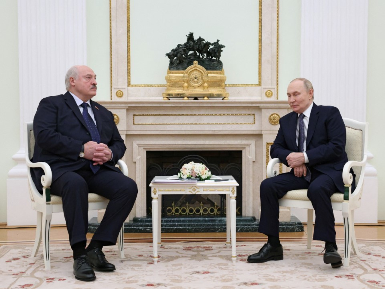 普京（右）與盧卡申科（左）通話。圖為兩人之前會面的情況。 （法新社資料圖片）