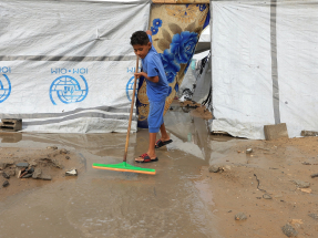 有民眾指街上積水及泥漿令車輛難以通行，救援工作受阻。（路透社）