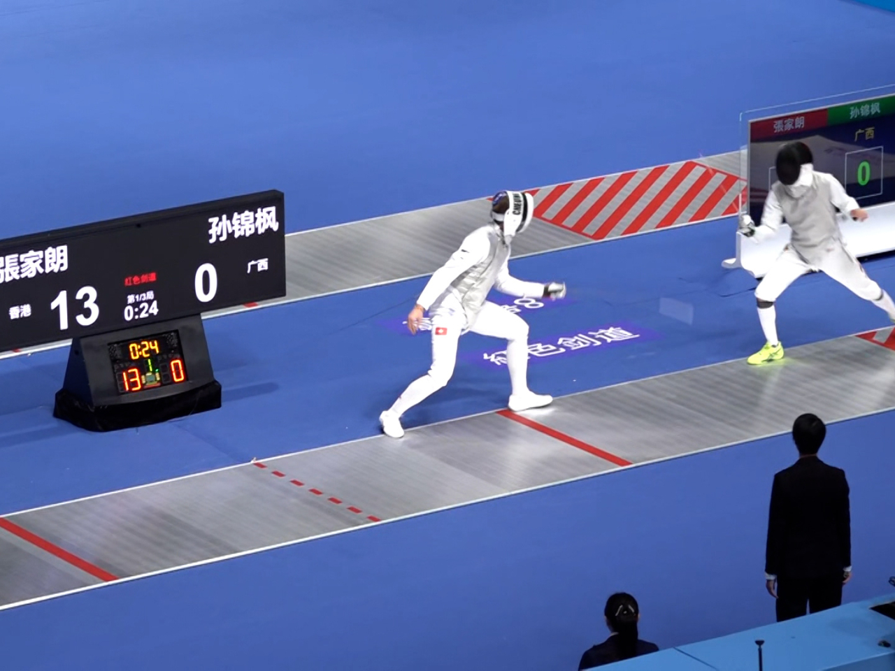 張家朗（左）男子花劍個人賽晉級八強。