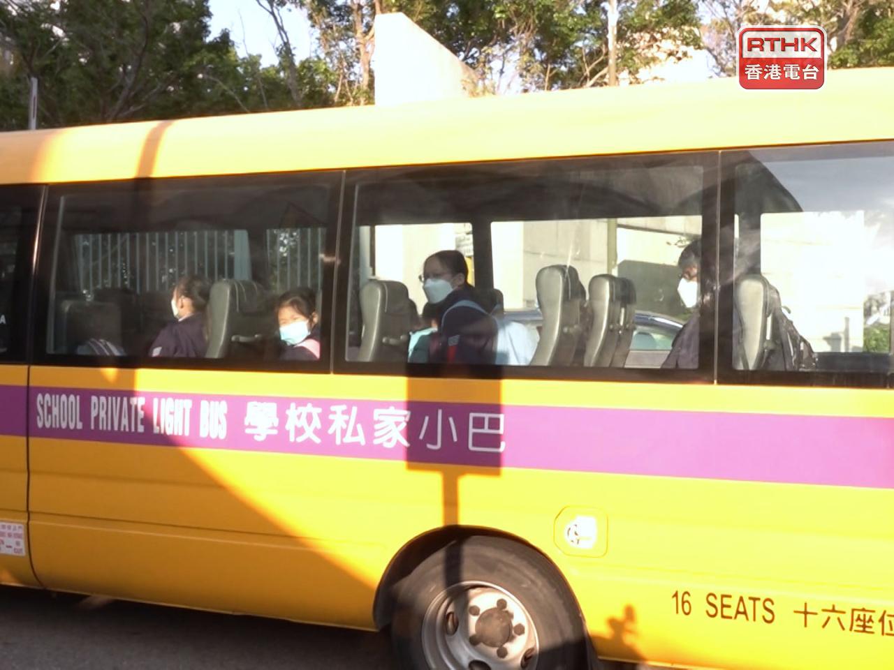 明年1月25日起，所有新登記公共及私家巴士的所有乘客座位，以及私家小巴和貨車等的後排乘客座位均須安裝安全帶。（港台圖片）