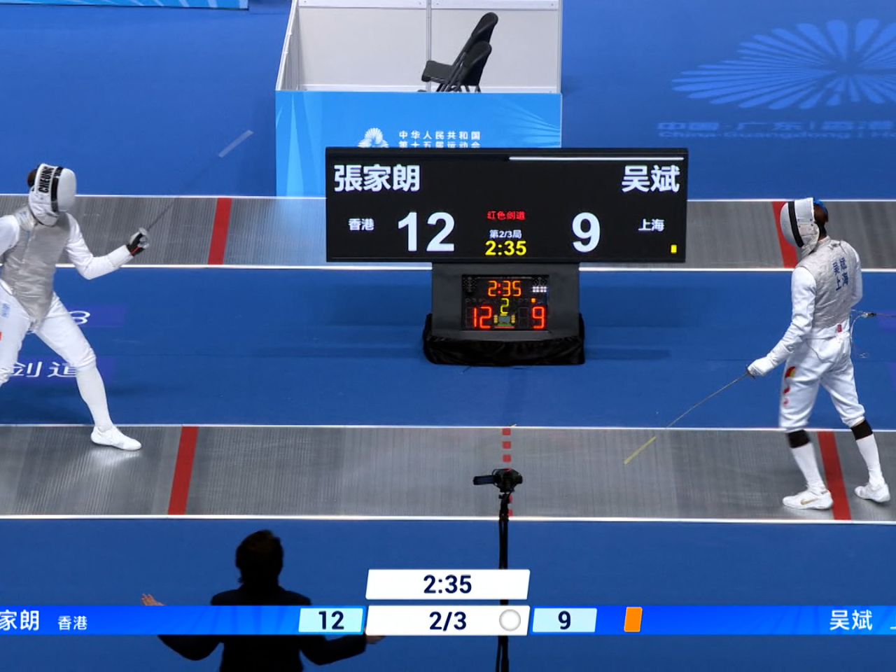 張家朗（左）在男子花劍個人賽入四強。