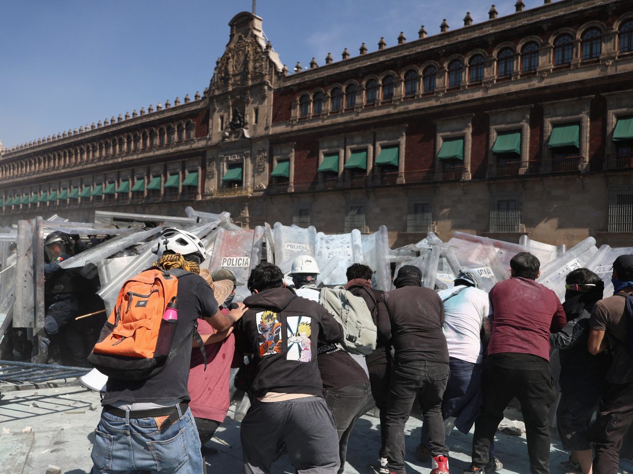 示威者在墨西哥城國家宮外與警方衝突。（路透社）