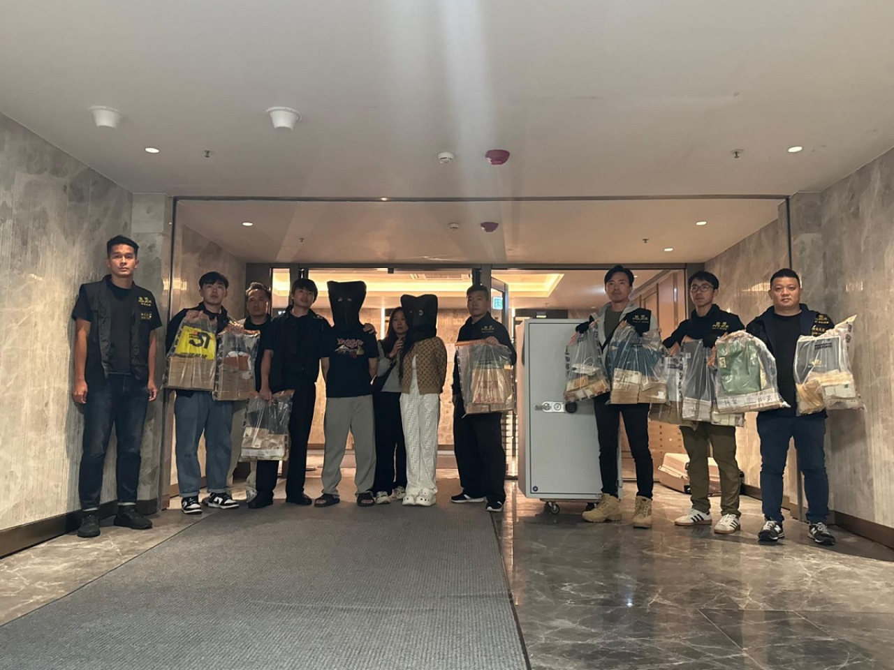 警方拘捕15人涉嫌「洗黑錢」，其中3男2女已被暫控各一項「處理已知道或相信為代表從可公訴罪行的得益的財產」罪。（警方提供）