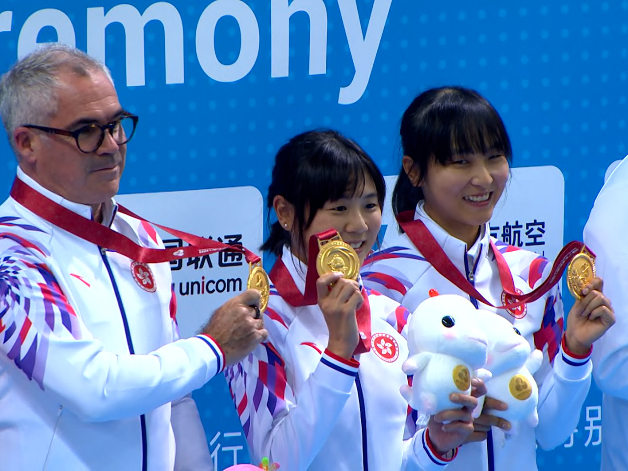 十五運會場地自行車，港隊代表李思穎及梁穎儀於女子麥迪遜賽奪得金牌。