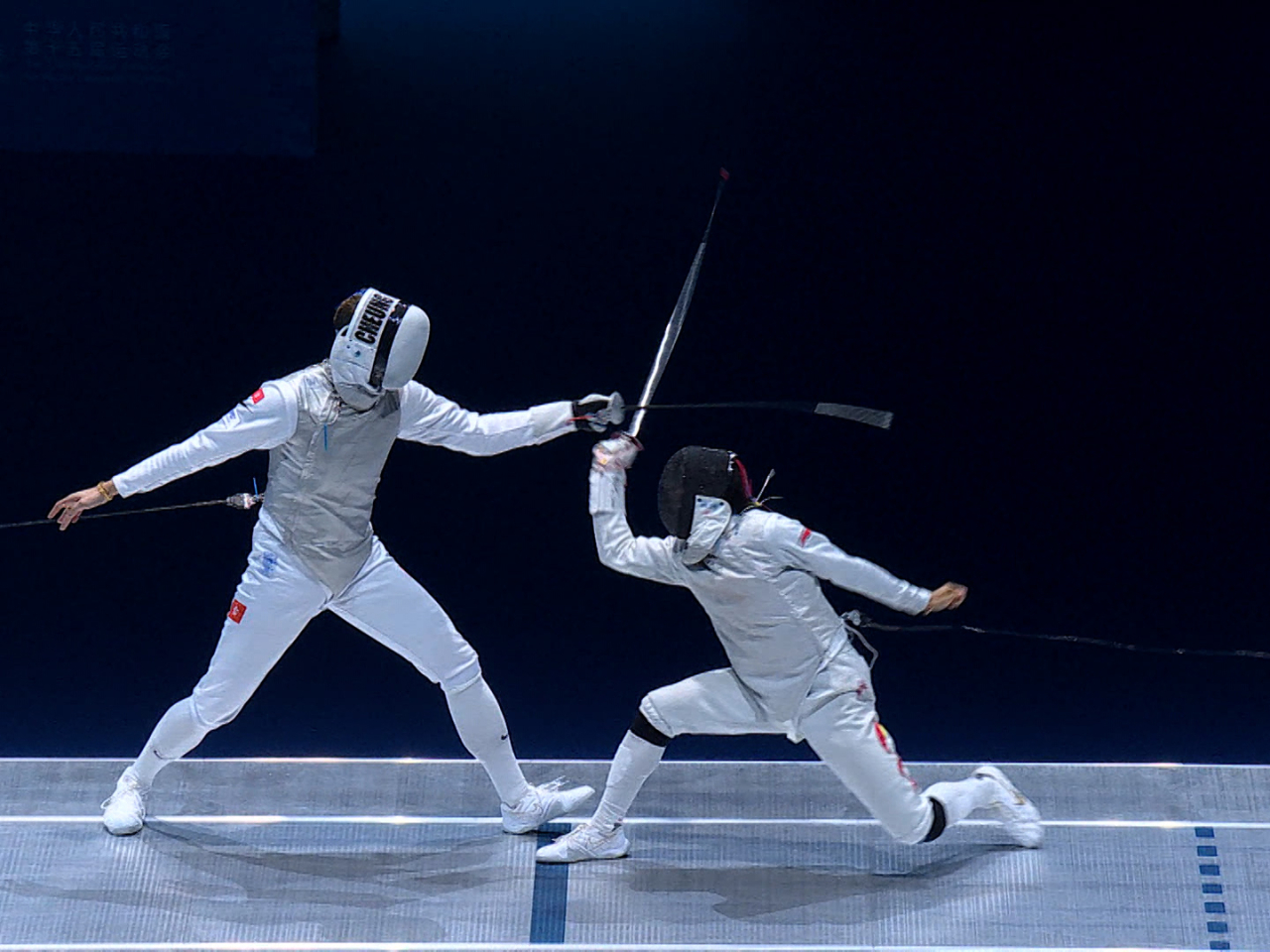 張家朗（左）在季軍賽以15:2，擊敗以個人身份參賽的曾昭然，奪得銅牌。