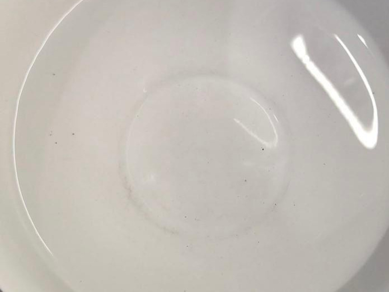 梁熙說收到居民反映，從提供的相片見到食水有不少黑色微粒。（太古城居民提供）