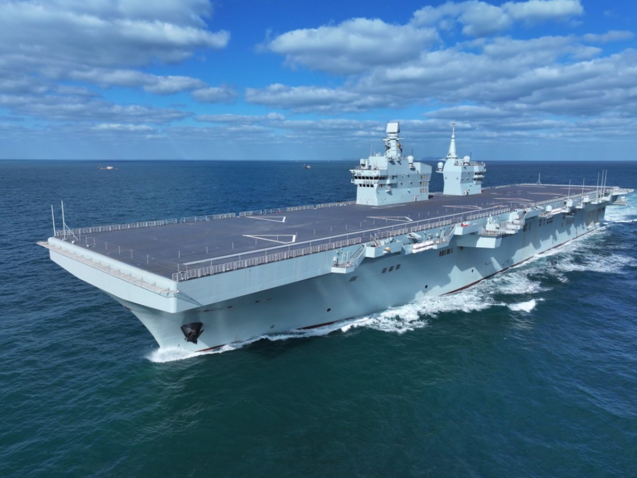 海軍四川艦完成首次航行試驗任務。（新華社）