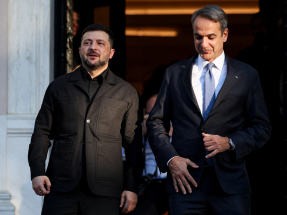 澤連斯基（左）與米佐塔基斯（右）會面。（路透社）