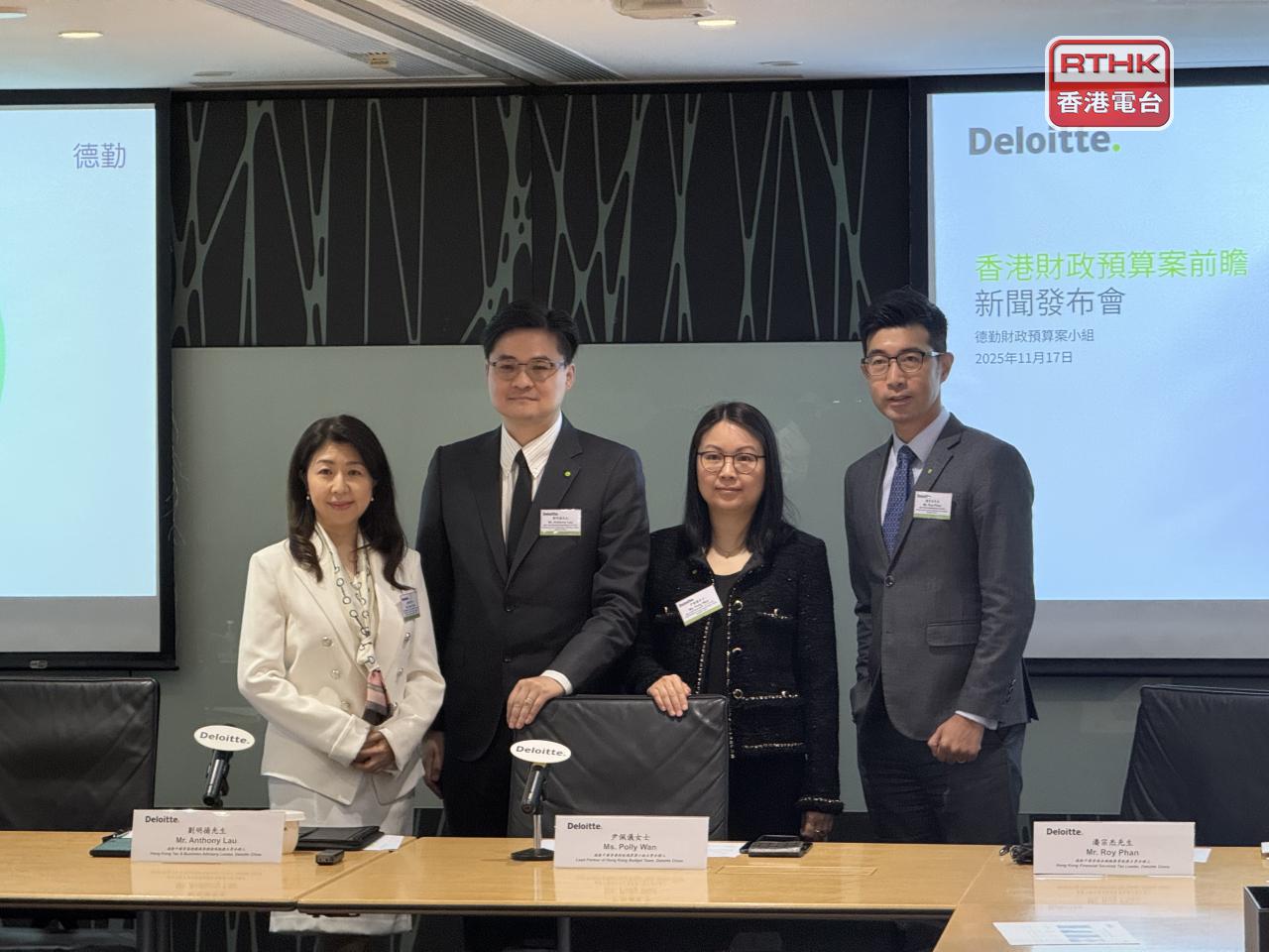 劉明揚（左2）預計，下半財年股票印花稅收入增加114億元，帶動相關收入全年度增加約400億元。（趙嘉駿攝）