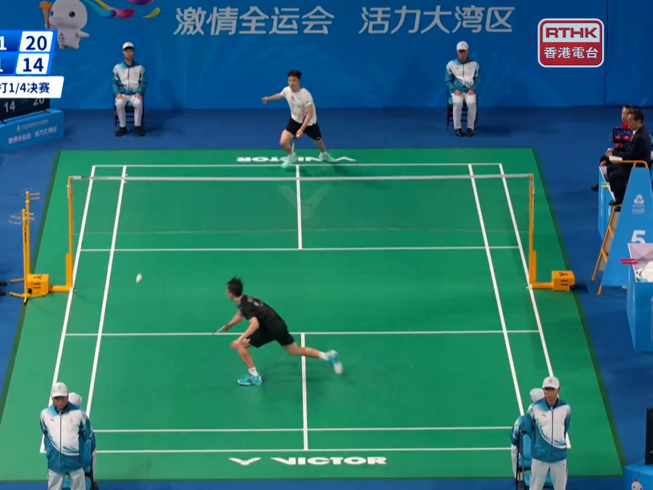 Angus Ng, near court, falls to Wang Zhengxing of Hunan in a hard-fought 2-1 match, narrowly missing a spot in the final four. Photo: RTHK