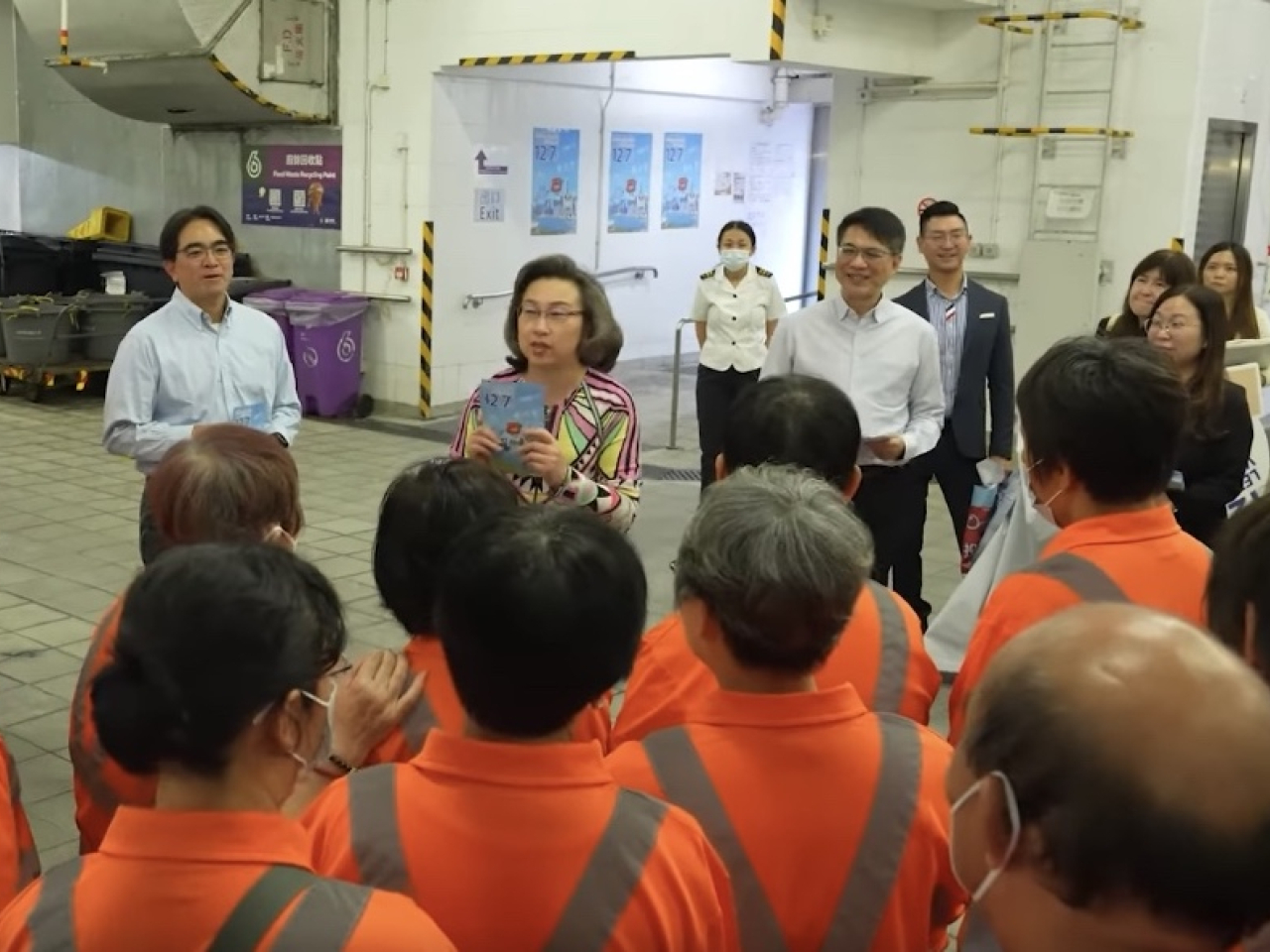楊何蓓茵到訪食環署的南昌辦事處暨車房及營盤街垃圾收集站，向一批前線人員作出投票呼籲。（楊何蓓茵社交專頁）