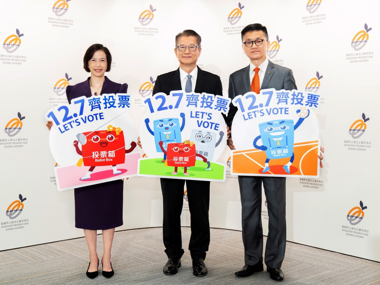 陳茂波與積金局主席劉麥嘉軒（左）宣傳立法會選舉，呼籲強積金業界積極投票，履行公民責任。（積金局）