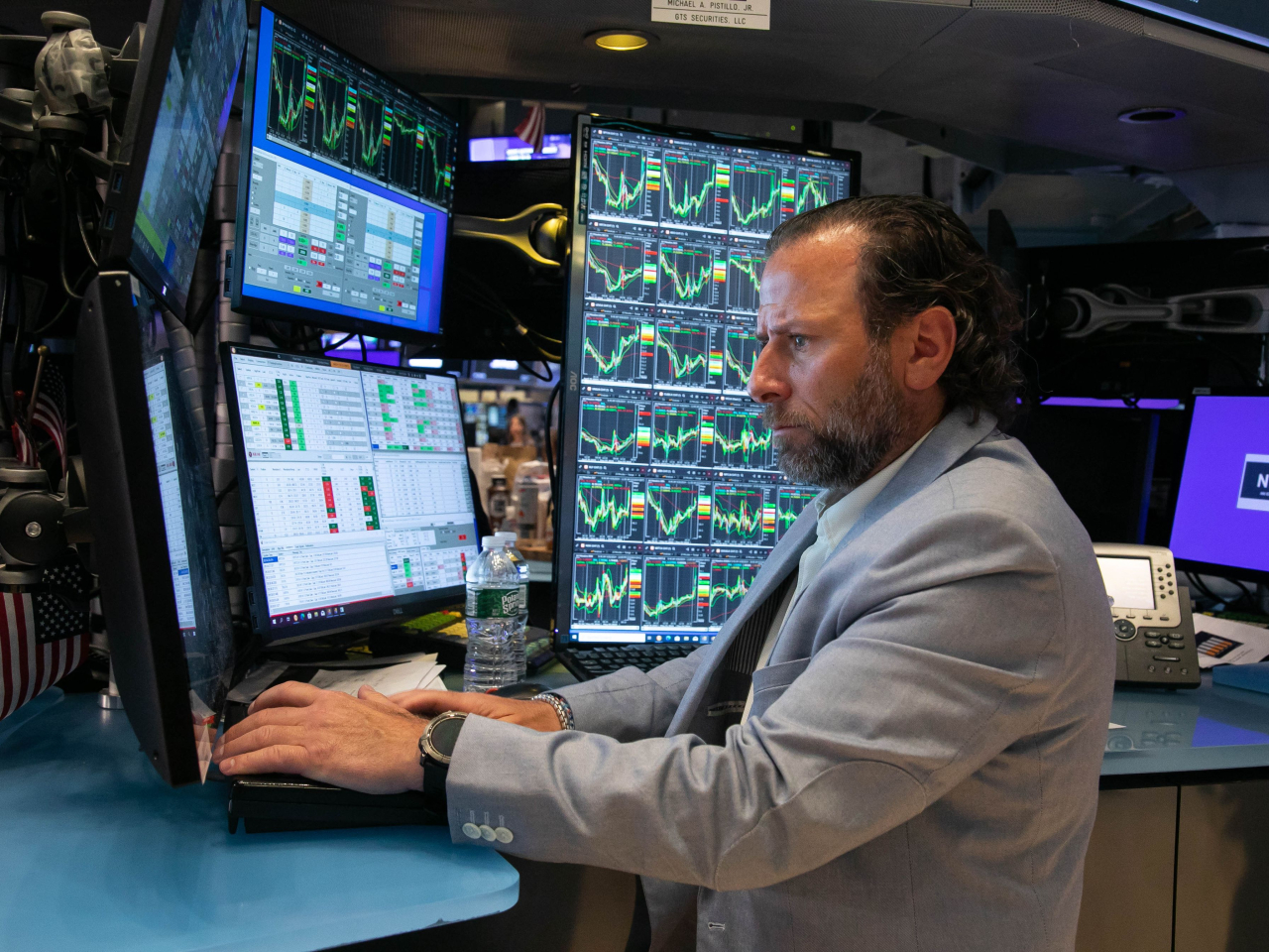 美股初段變動不大。道瓊斯指數較早時報47200點，升53點，升幅0.11%。（新華社資料圖片）