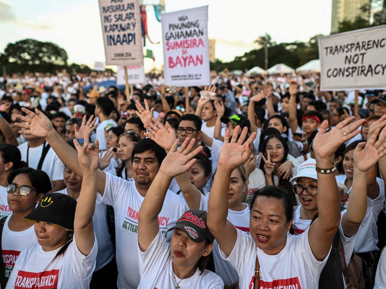 超過20萬人在馬尼拉聚集，促請政府加快調查防洪工程是否涉及貪污，並追究有關官員和承辦商責任。（路透社）