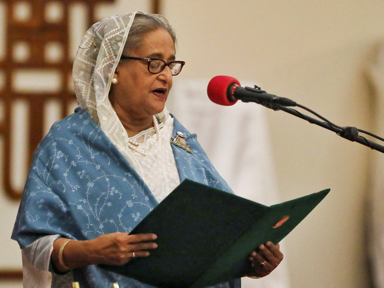 哈西娜辭職後流亡印度至今，並未出席今次聆訊。（路透社資料圖片）