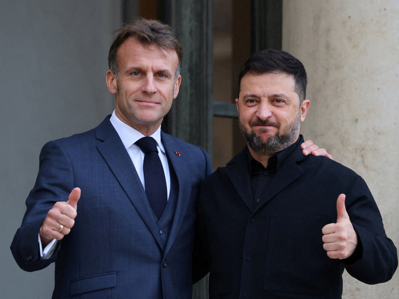 馬克龍在愛麗舍宮迎接澤連斯基，兩人舉行會談。（路透社）