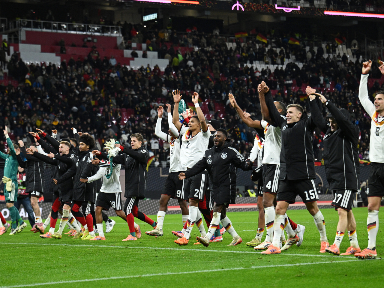 德國取得決賽周資格，球員與球迷慶祝。（路透社）