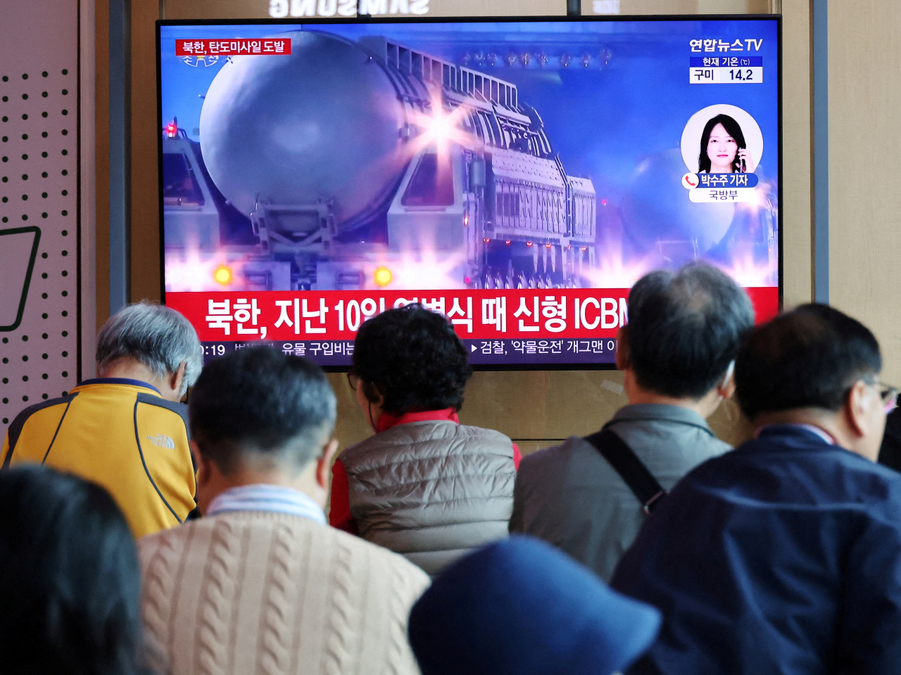Seoul residents watch a news report after North Korea said in October it had fired the ninth and final test of a ballistic engine. File photo: Reuters
