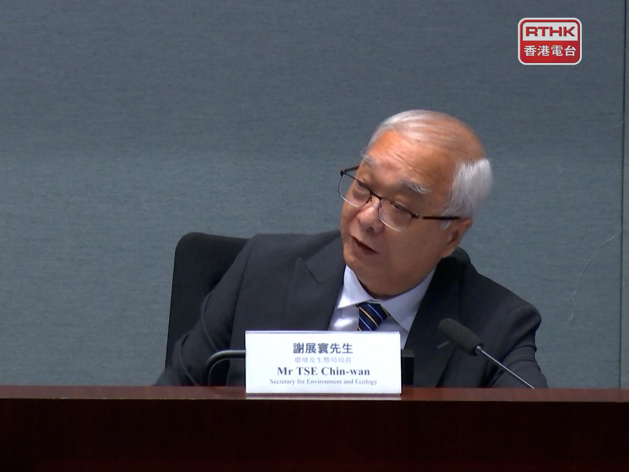 謝展寰聯同兩電代表下午舉行記者會，公布明年電費調整。（港台圖片）